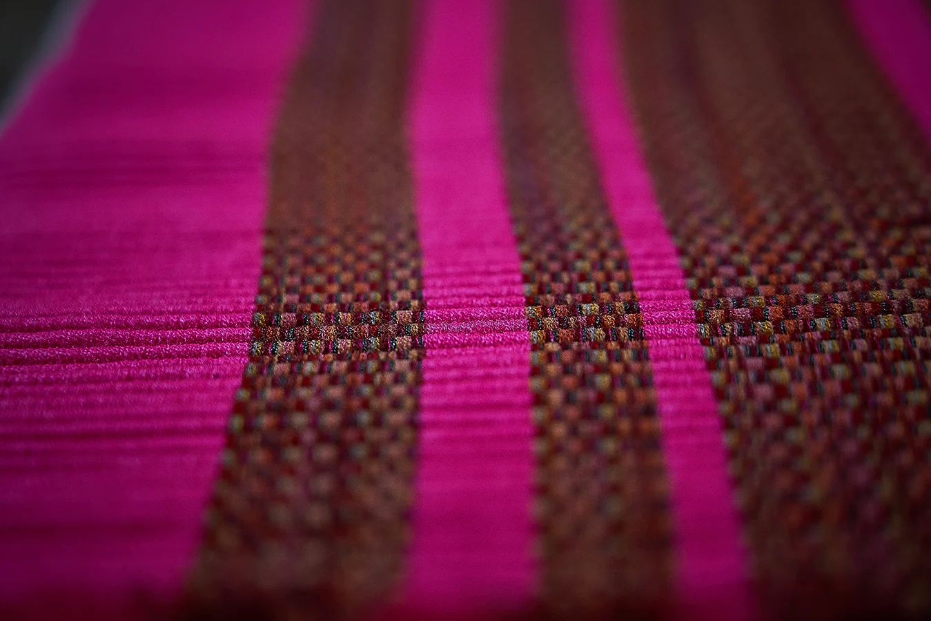 Bounty Kitchenware: Pink Table Runner - Image 3